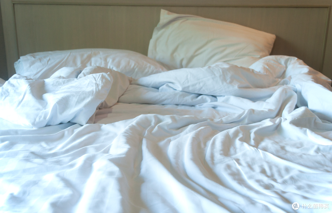 住酒店退房时,为什么要把床上弄乱?保洁阿姨说出了“真相”!