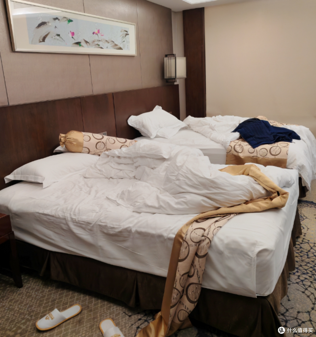 住酒店退房时,为什么要把床上弄乱?保洁阿姨说出了“真相”!