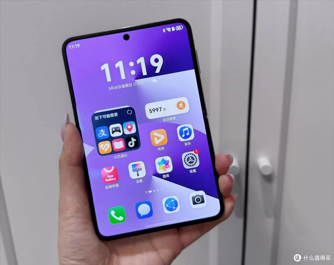 逆势狂销,华为 Pura X View 阔直板一天卖近 10 亿,凭什么?