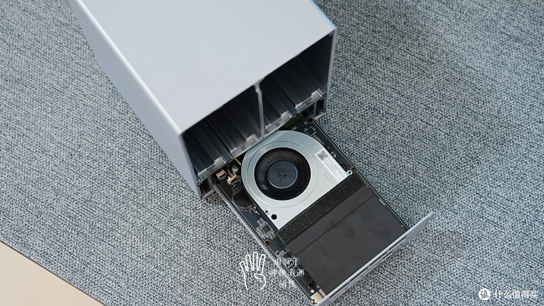 自带fnOS会员的零刻MEPro J5005四盘位版,更懂家庭存储的智能NAS