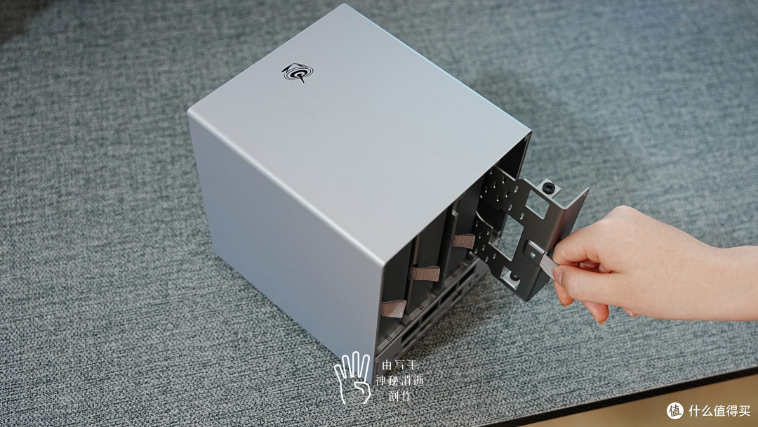自带fnOS会员的零刻MEPro J5005四盘位版,更懂家庭存储的智能NAS