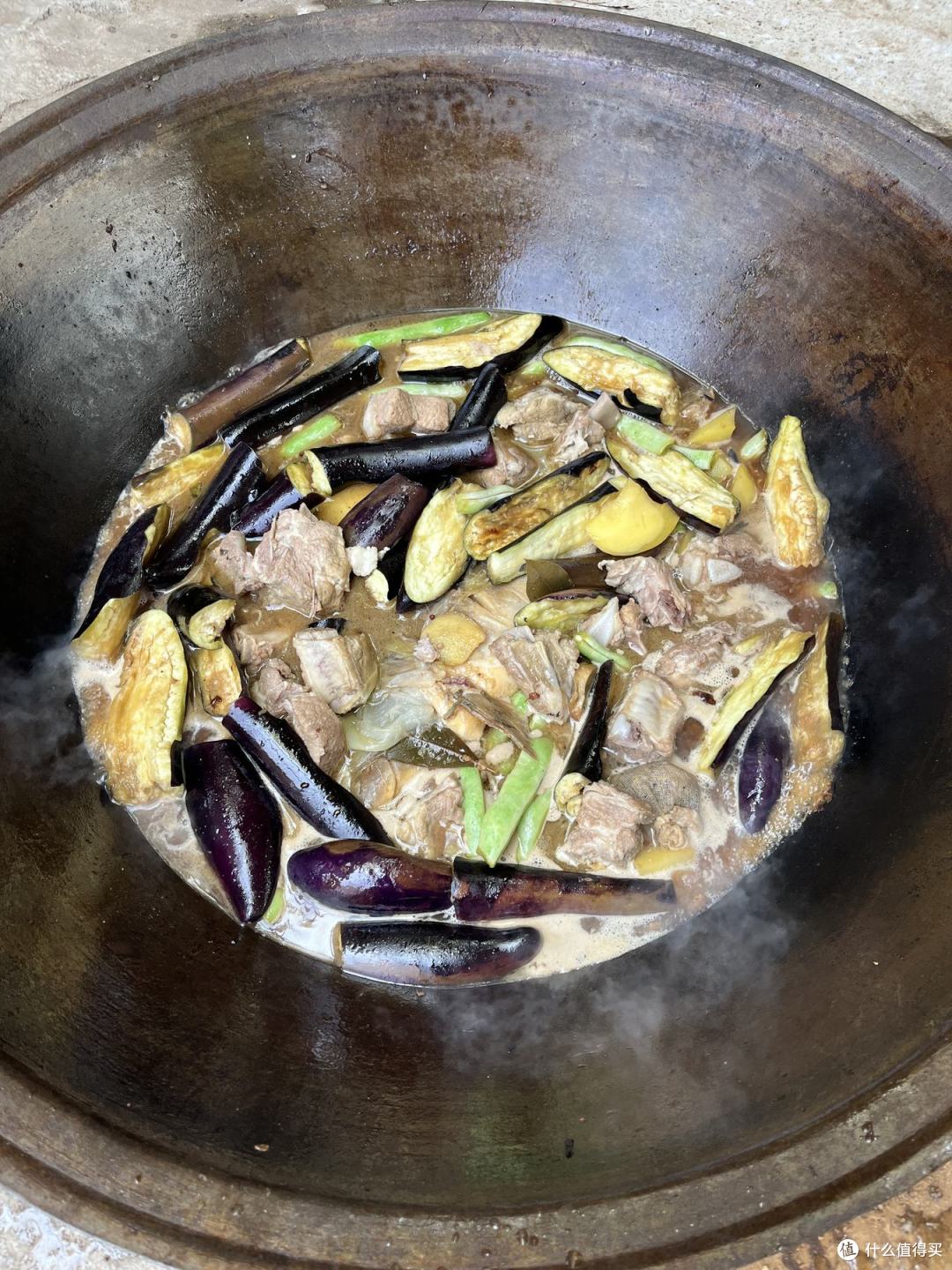 原来「铁锅炖」不用去饭店,山上大锅贴一圈饼子,一家人吃到撑