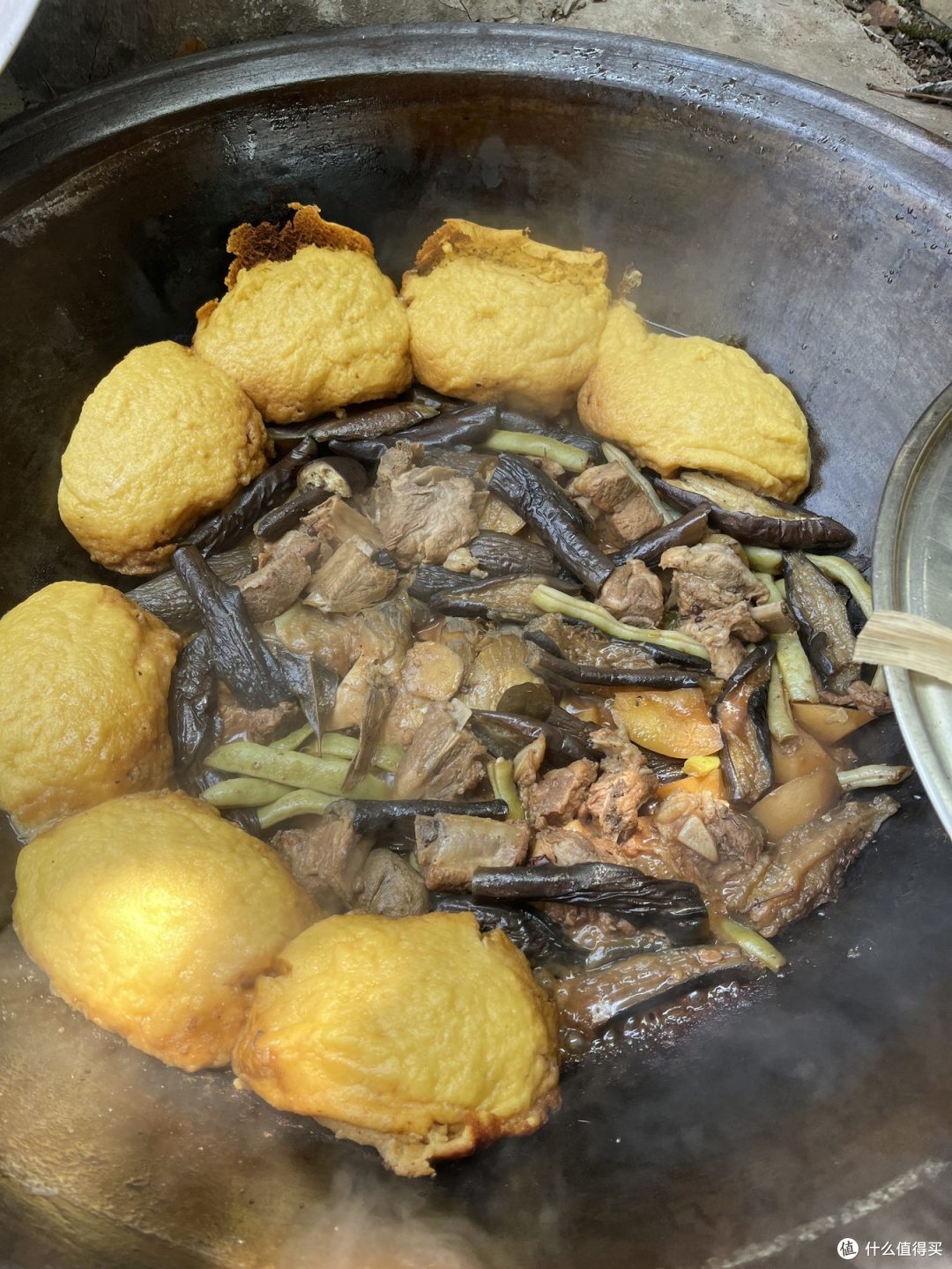 原来「铁锅炖」不用去饭店,山上大锅贴一圈饼子,一家人吃到撑