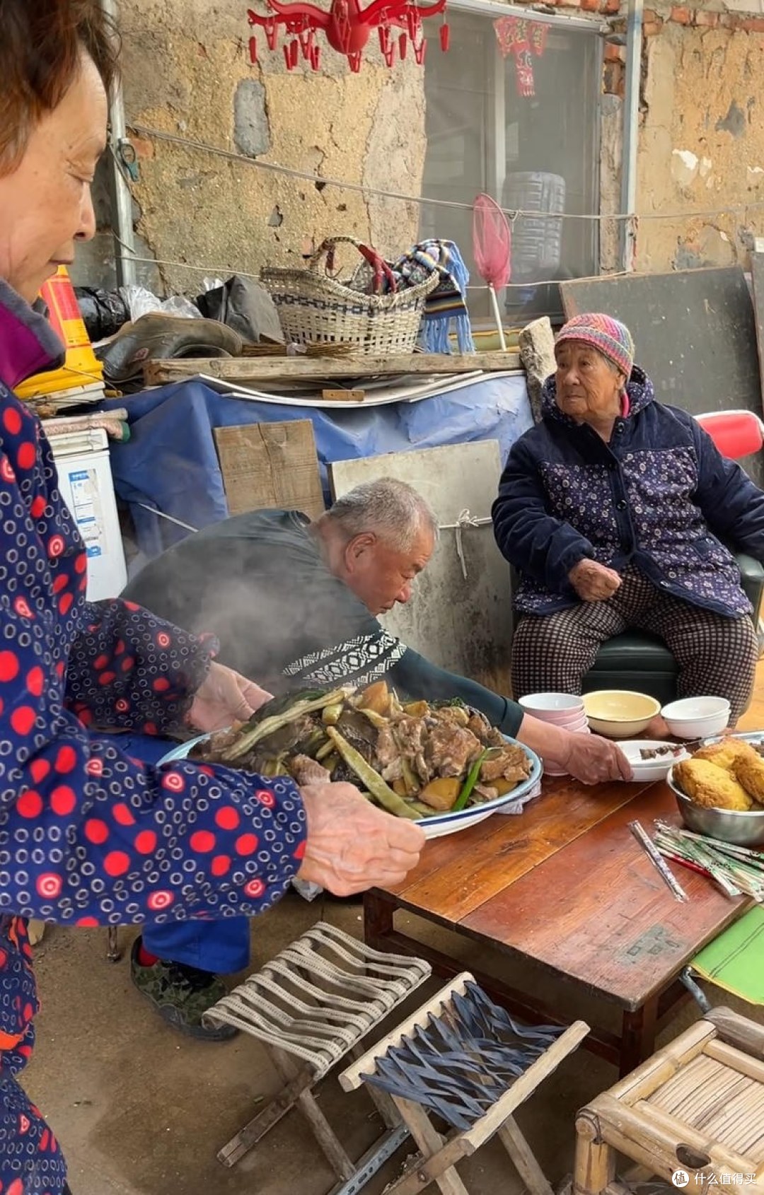 原来「铁锅炖」不用去饭店,山上大锅贴一圈饼子,一家人吃到撑