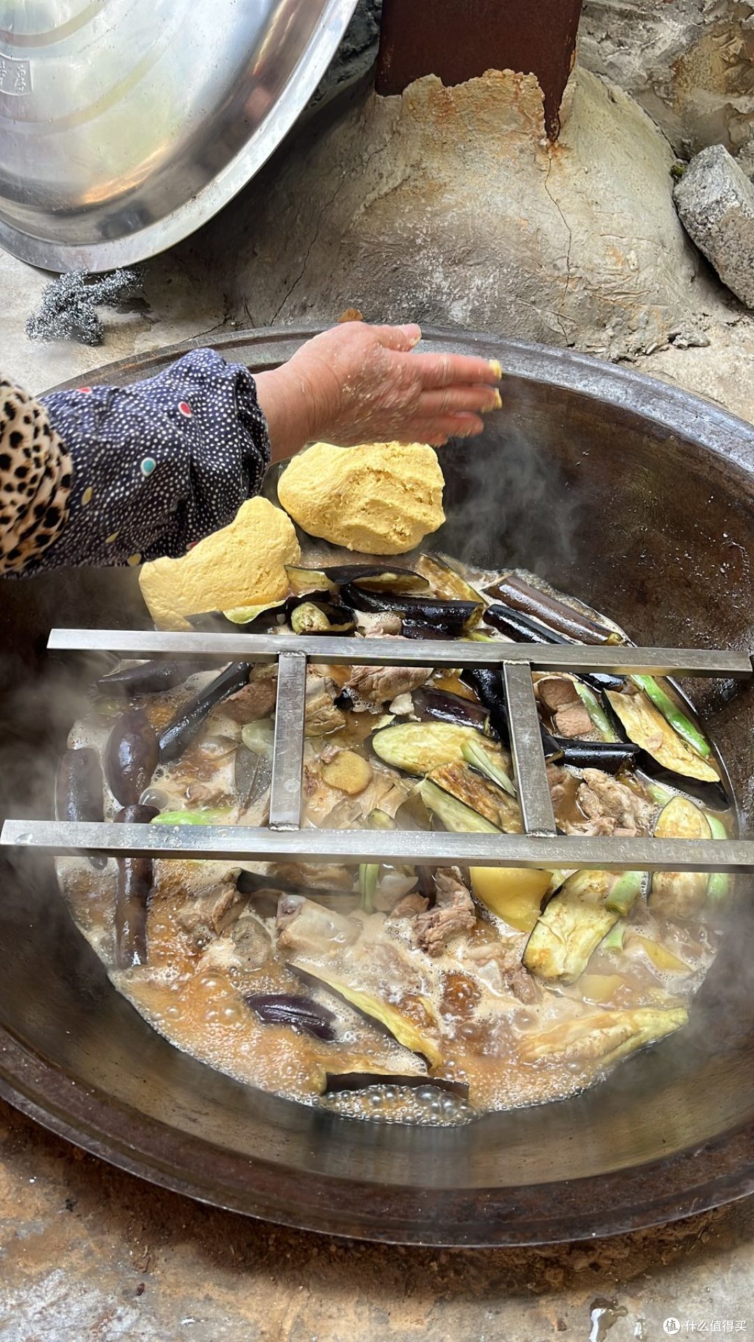 原来「铁锅炖」不用去饭店,山上大锅贴一圈饼子,一家人吃到撑