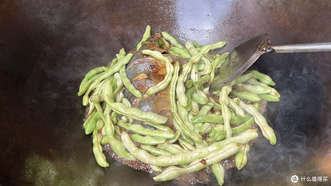 原来「铁锅炖」不用去饭店,山上大锅贴一圈饼子,一家人吃到撑