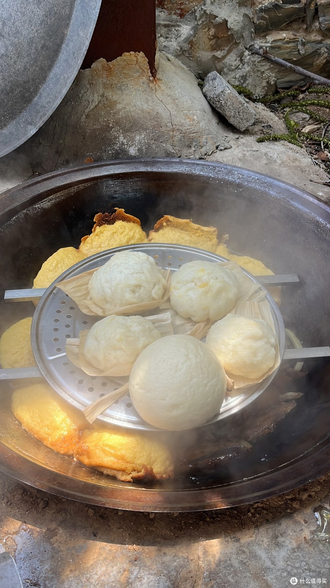 原来「铁锅炖」不用去饭店,山上大锅贴一圈饼子,一家人吃到撑