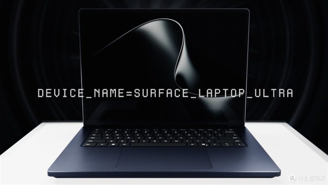 Surface Laptop Ultra 官方发布会宣传图，Windows 11 桌面与 RTX Spark 性能展示（图源：Microsoft Windows Blog 官方 YouTube 频道）。
