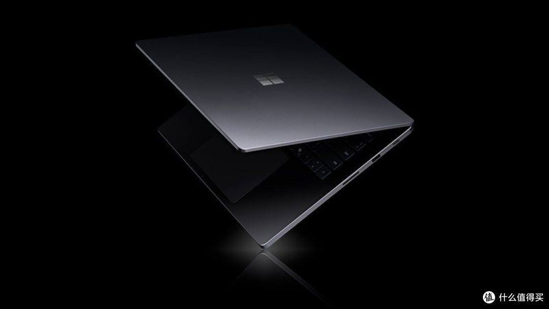 Computex 2026 微软发布会现场，Surface Laptop Ultra 首次亮相，搭载 RTX Spark 独立显卡与 128GB 统一内存（图源：NVIDIA 官方 RTX Spark 产品页）。