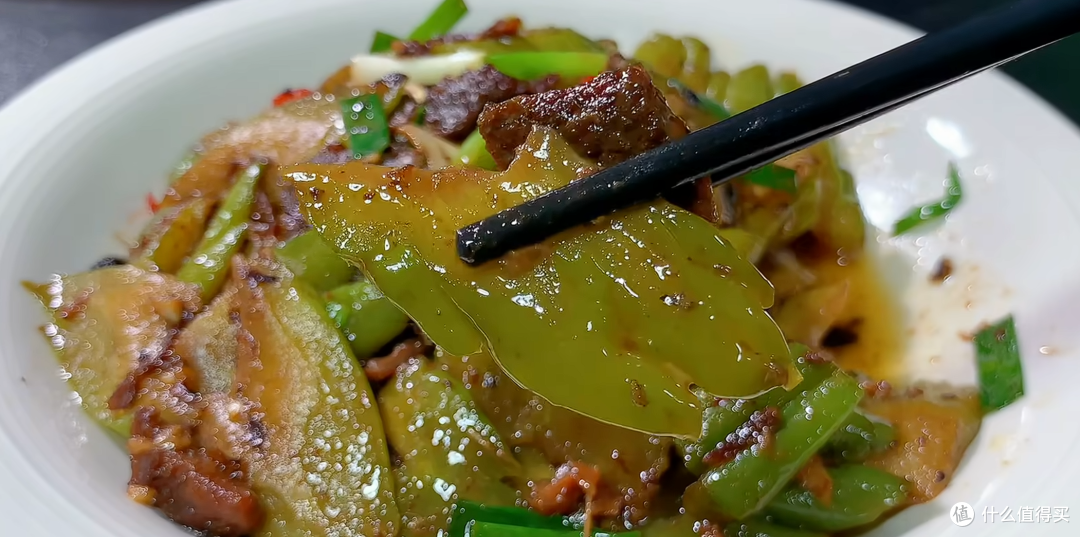 中秋家宴下饭菜:豆豉鲮鱼炒苦瓜,十分钟出锅,苦瓜不苦下饭香!
