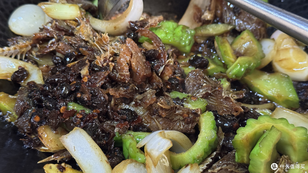 中秋家宴下饭菜:豆豉鲮鱼炒苦瓜,十分钟出锅,苦瓜不苦下饭香!