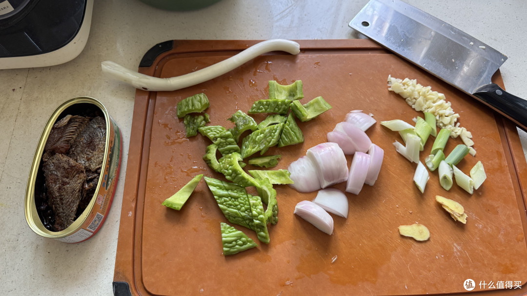 中秋家宴下饭菜:豆豉鲮鱼炒苦瓜,十分钟出锅,苦瓜不苦下饭香!