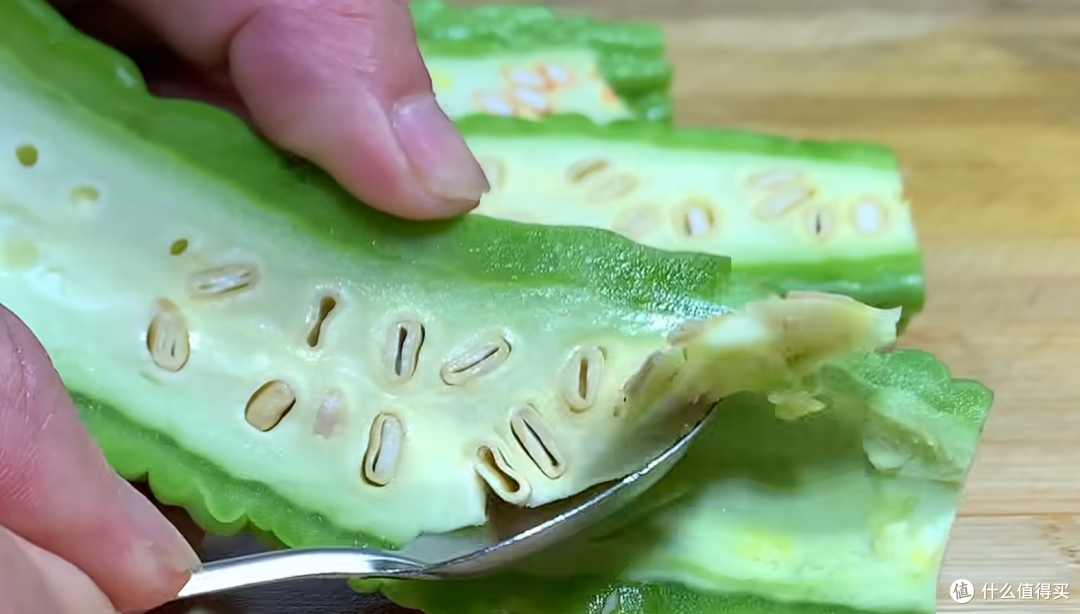 中秋家宴下饭菜:豆豉鲮鱼炒苦瓜,十分钟出锅,苦瓜不苦下饭香!