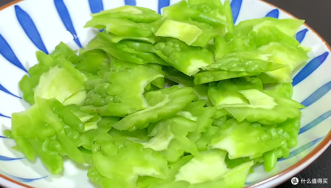 中秋家宴下饭菜:豆豉鲮鱼炒苦瓜,十分钟出锅,苦瓜不苦下饭香!