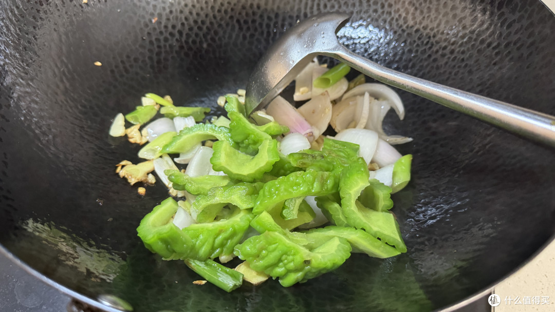 中秋家宴下饭菜:豆豉鲮鱼炒苦瓜,十分钟出锅,苦瓜不苦下饭香!