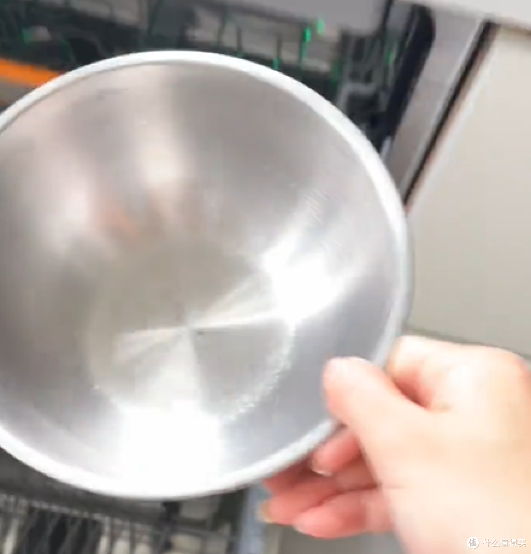 灶下洗碗机解决家庭矛盾:分层洗+智能投放,还能当消毒柜