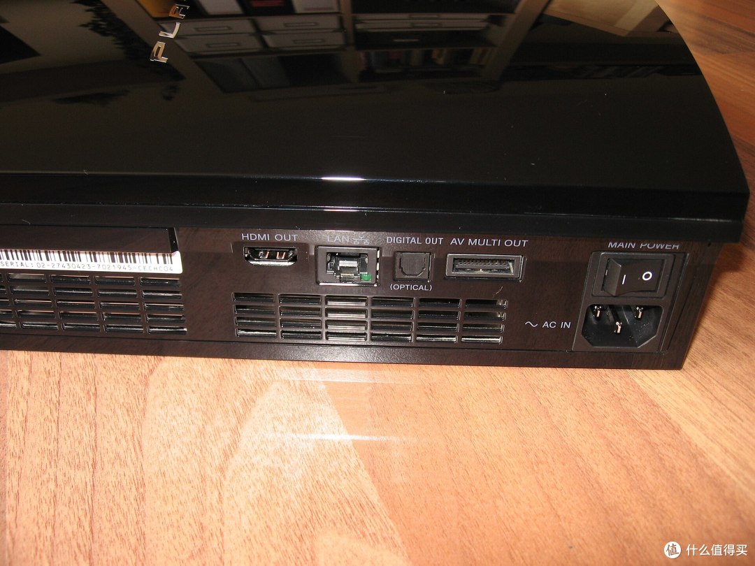 背面这一排接口：HDMI、千兆网口、光纤音频、AV MULTI。放在 2010 年是相当奢侈的配置