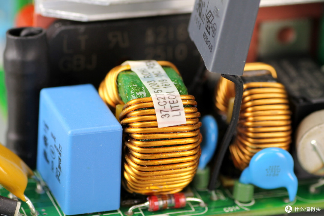 支持N+1冗余并联，光宝550W服务器电源拆解
