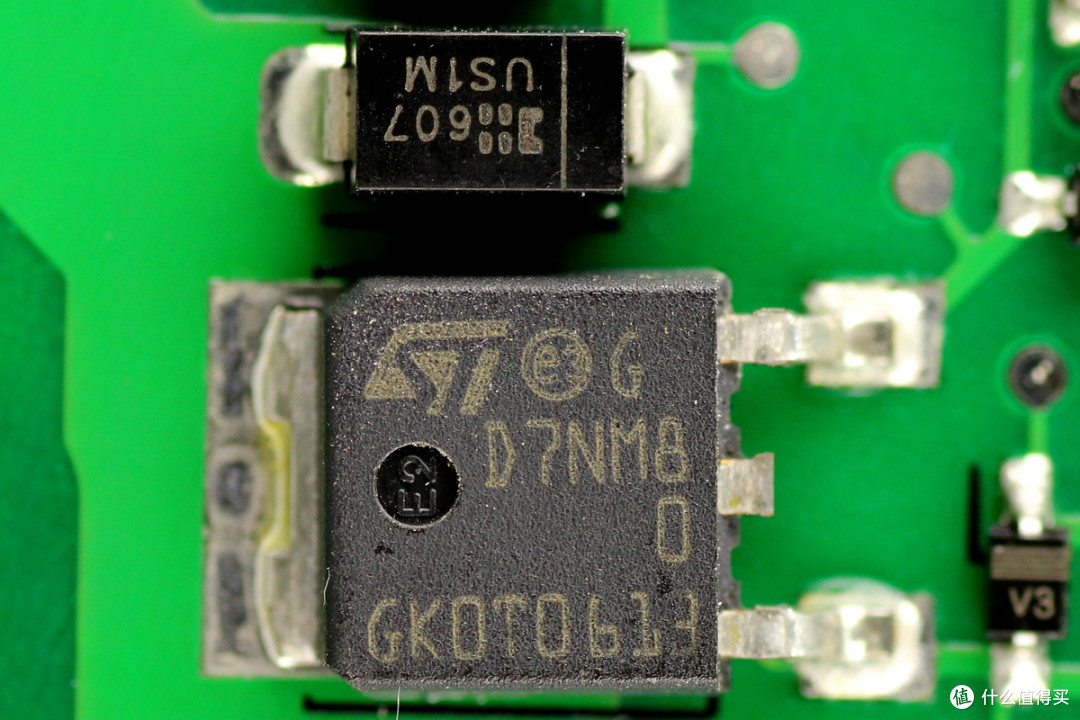 支持N+1冗余并联，光宝550W服务器电源拆解