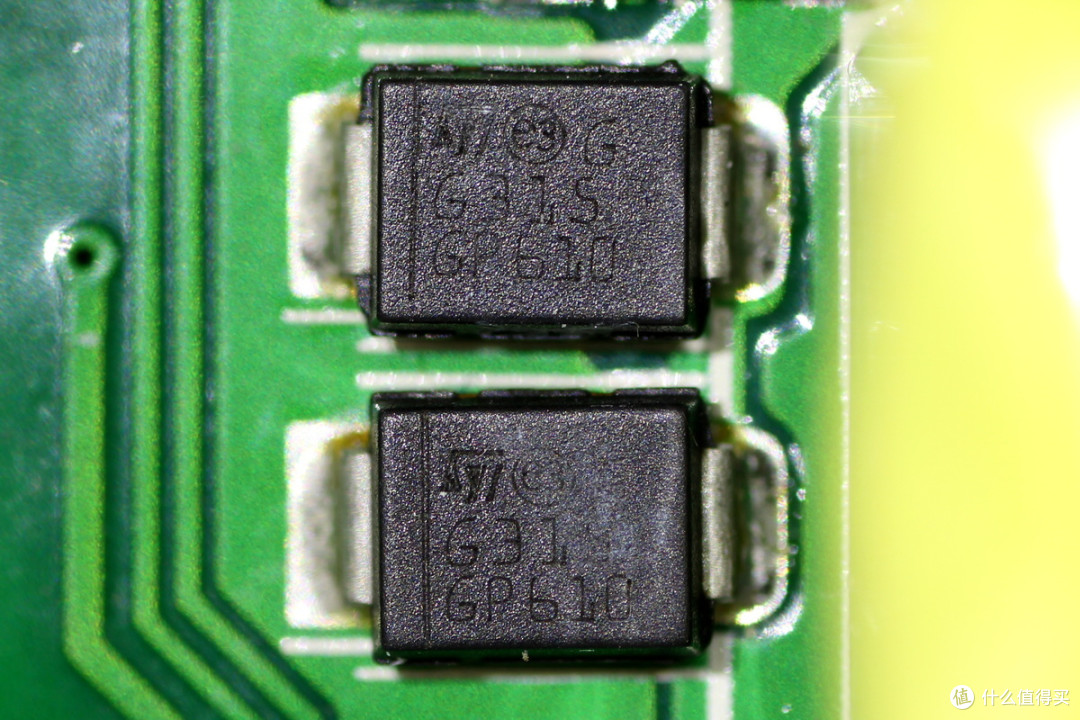 支持N+1冗余并联，光宝550W服务器电源拆解