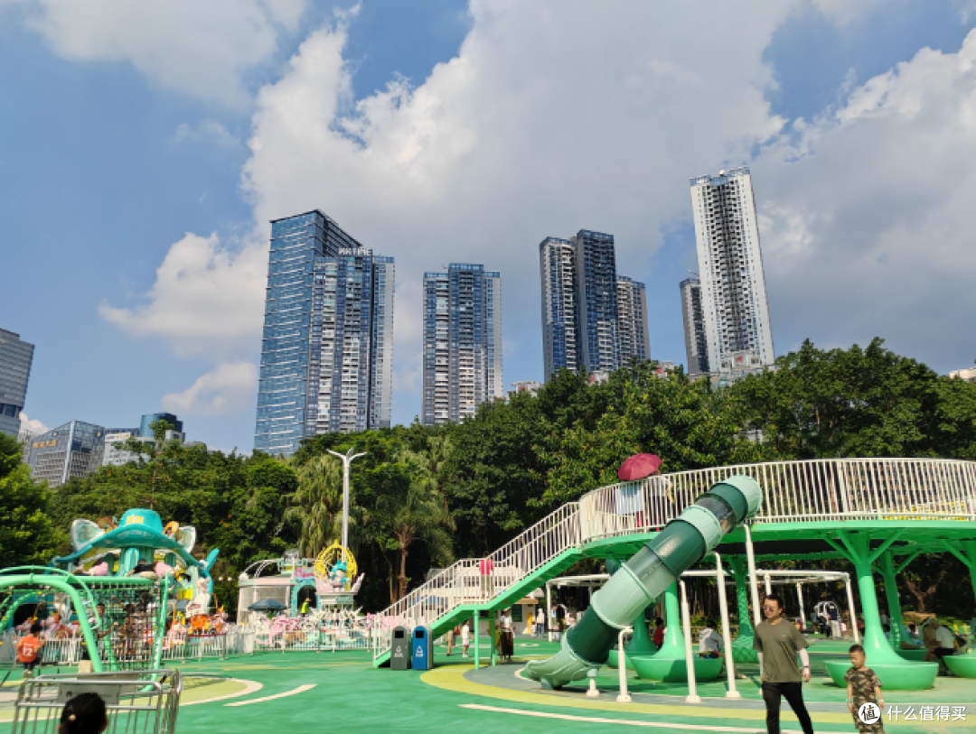 公园角落里多了个“小孩窝”，傍晚那叫一个热闹