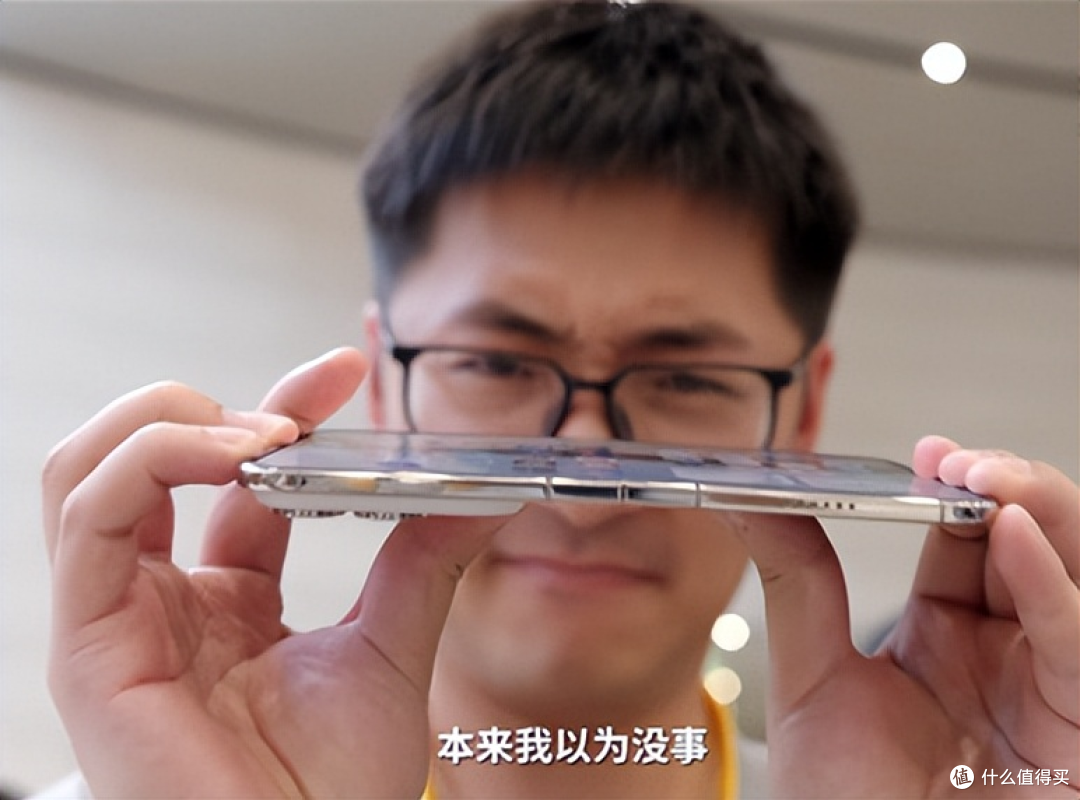 “烫到快握不住”!影视飓风Tim测试iPhone Duo,反掰出现闪屏?