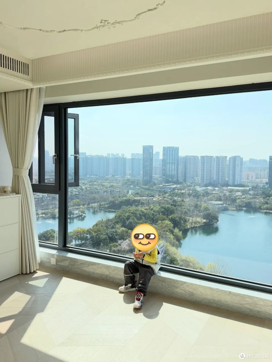 越来越多人给阳台安装“大落地窗”?过来人:很美,也十分后悔