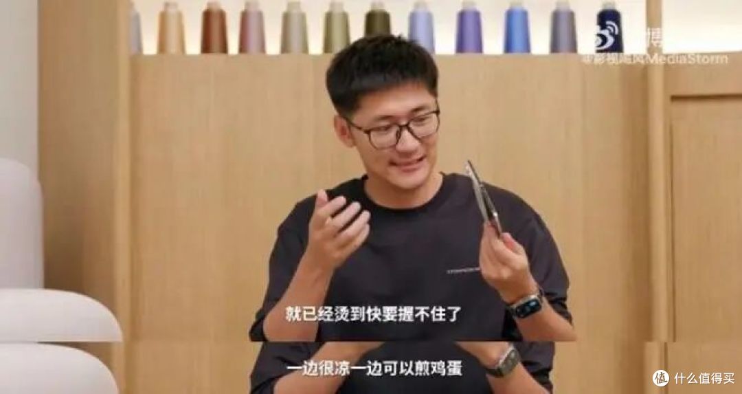 苹果折叠屏翻车实录:录4K视频3分钟就烫手,反掰一下竟闪屏?