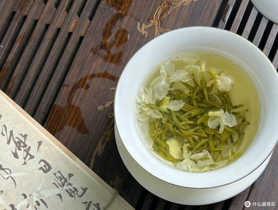 什么茶适合日常喝?工位常备碧潭飘雪小蓝罐告别空调房干燥