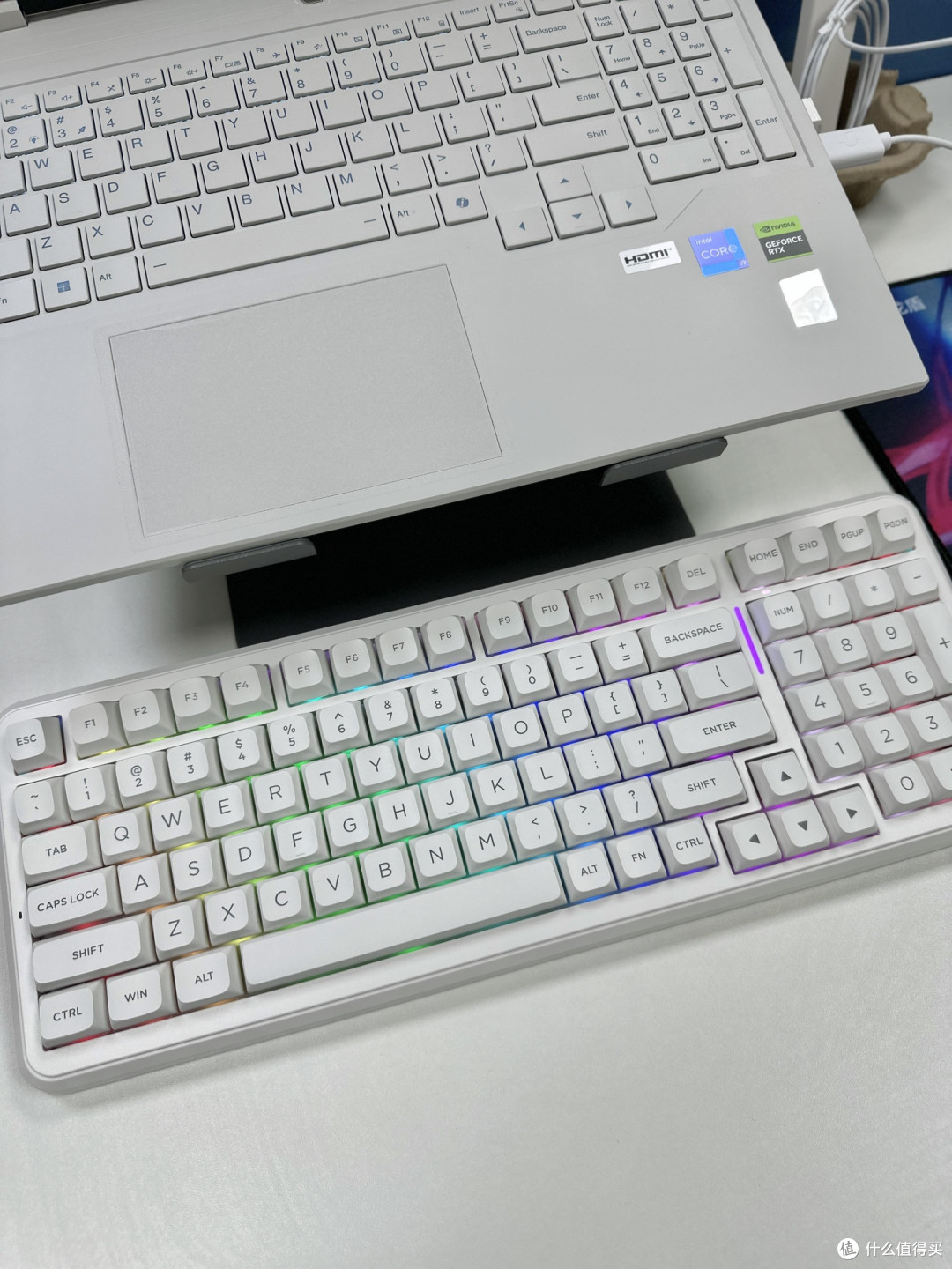 迈从K99V3开箱,纯白款直接长在我的桌搭审美上