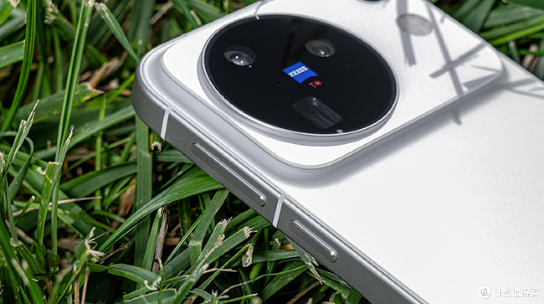 线下真机抢先看!vivo X500 标准版曝光,7500mAh 电池值得买嘛?