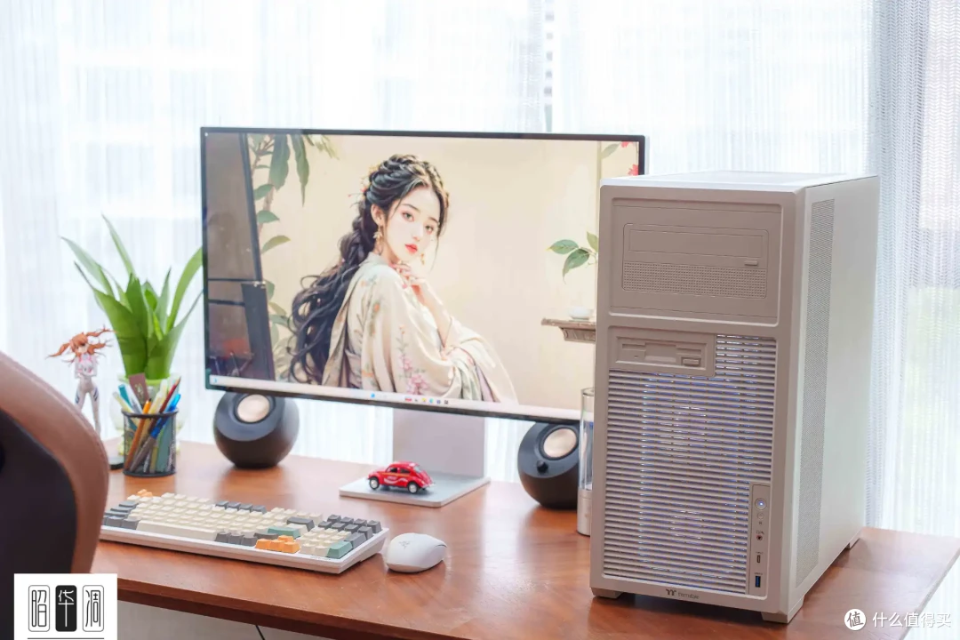 把桌面科技感藏进千禧年记忆!用 Tt Retro 360 TG 打造复古机