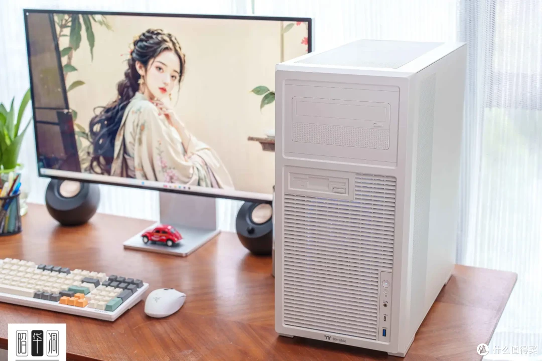 把桌面科技感藏进千禧年记忆!用 Tt Retro 360 TG 打造复古机