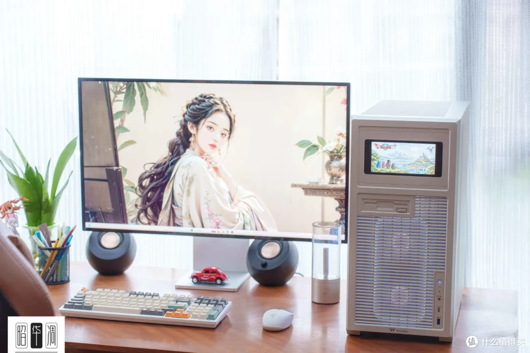 把桌面科技感藏进千禧年记忆!用 Tt Retro 360 TG 打造复古机