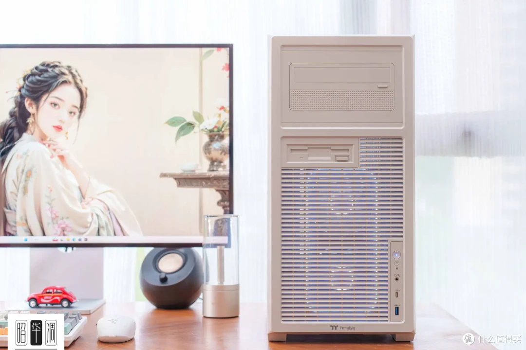 把桌面科技感藏进千禧年记忆!用 Tt Retro 360 TG 打造复古机