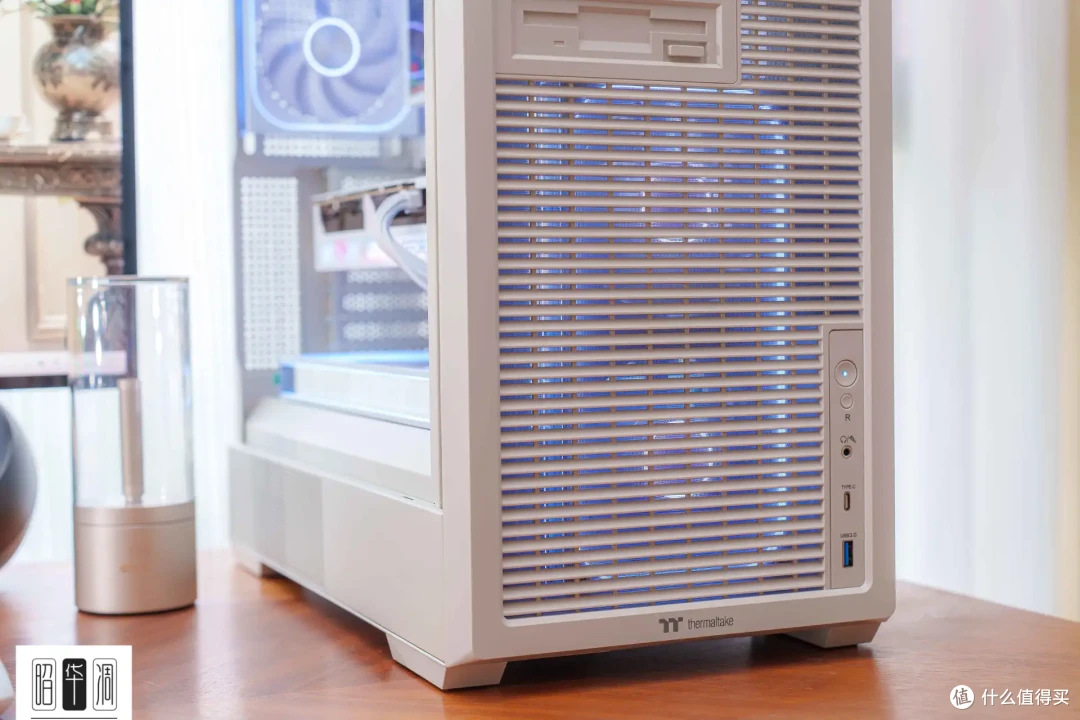 把桌面科技感藏进千禧年记忆!用 Tt Retro 360 TG 打造复古机