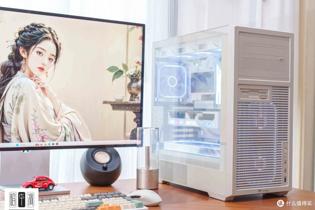 把桌面科技感藏进千禧年记忆!用 Tt Retro 360 TG 打造复古机