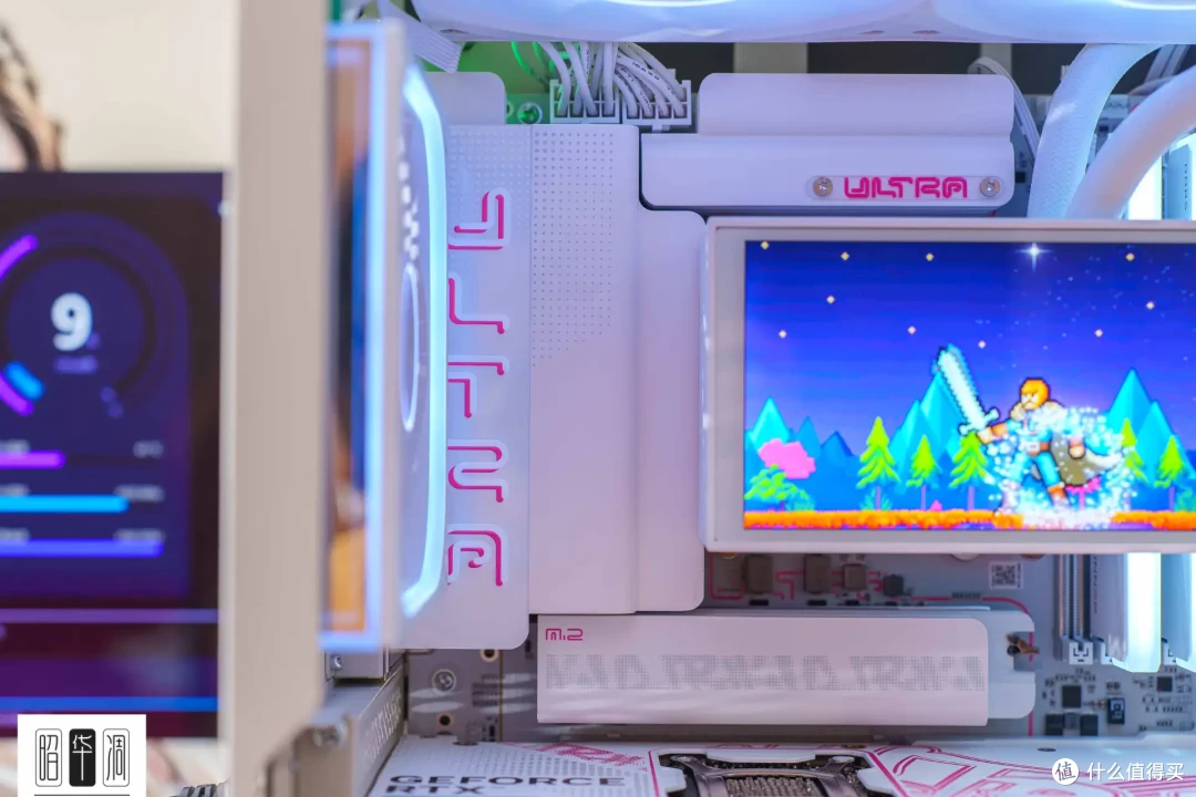 把桌面科技感藏进千禧年记忆!用 Tt Retro 360 TG 打造复古机
