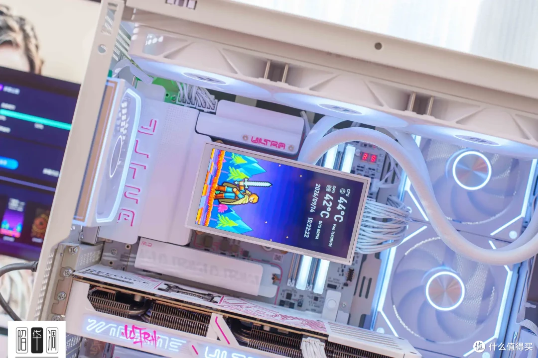 把桌面科技感藏进千禧年记忆!用 Tt Retro 360 TG 打造复古机