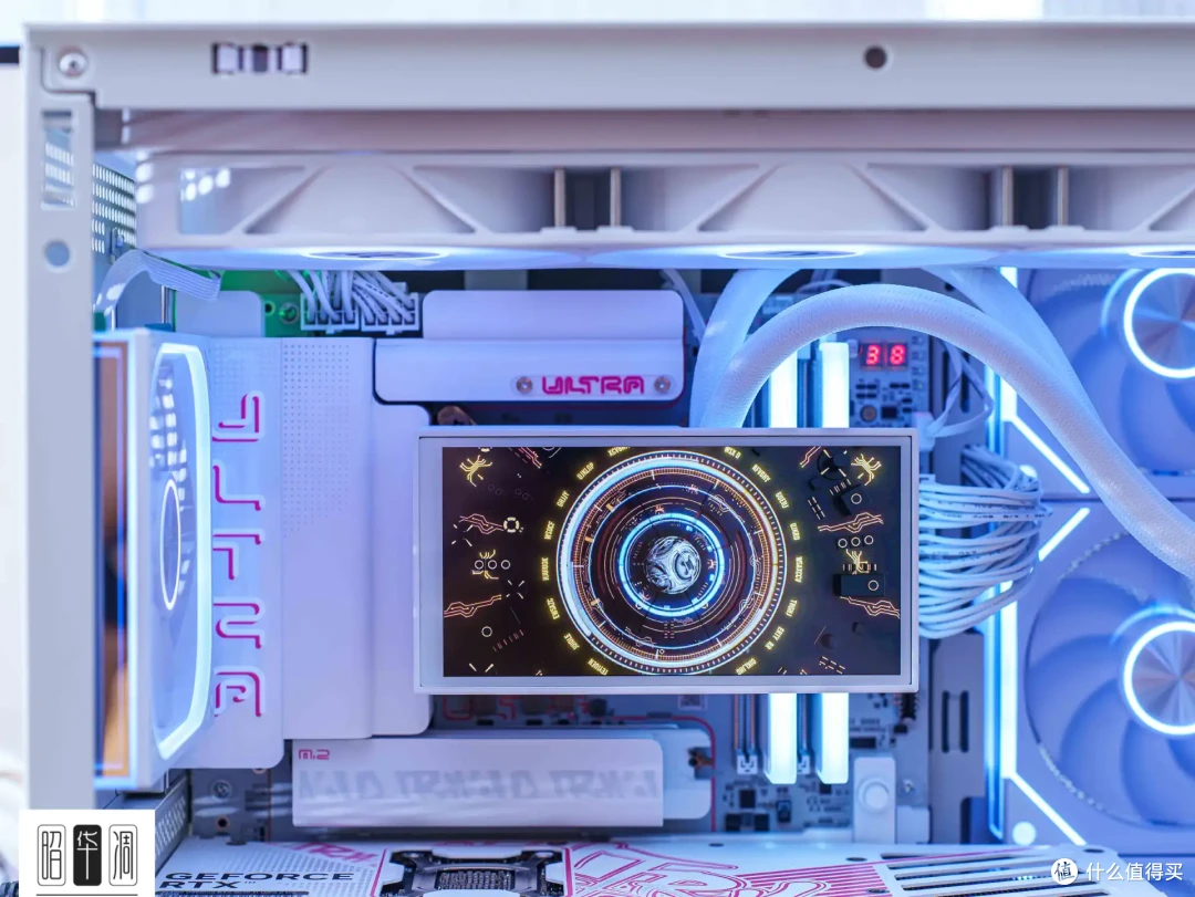 把桌面科技感藏进千禧年记忆!用 Tt Retro 360 TG 打造复古机