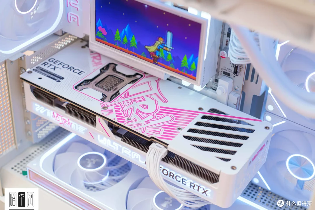 把桌面科技感藏进千禧年记忆!用 Tt Retro 360 TG 打造复古机