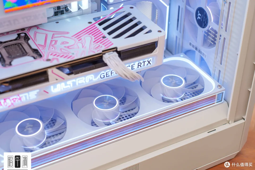 把桌面科技感藏进千禧年记忆!用 Tt Retro 360 TG 打造复古机