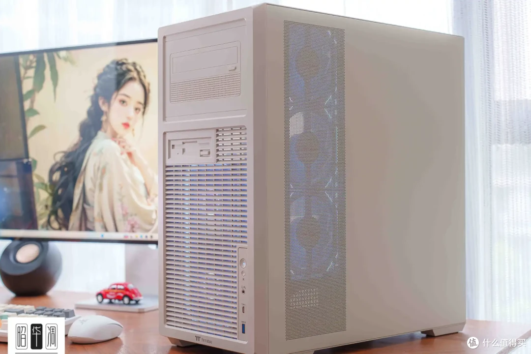 把桌面科技感藏进千禧年记忆!用 Tt Retro 360 TG 打造复古机
