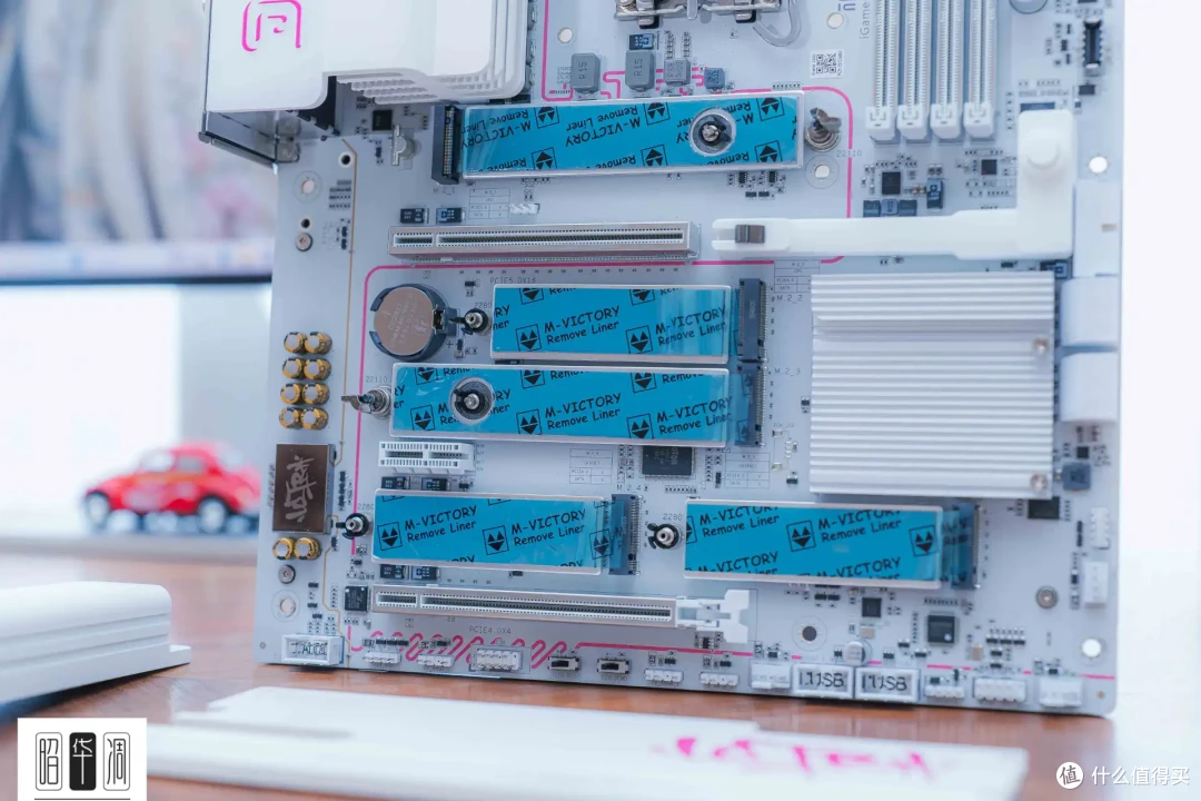 把桌面科技感藏进千禧年记忆!用 Tt Retro 360 TG 打造复古机