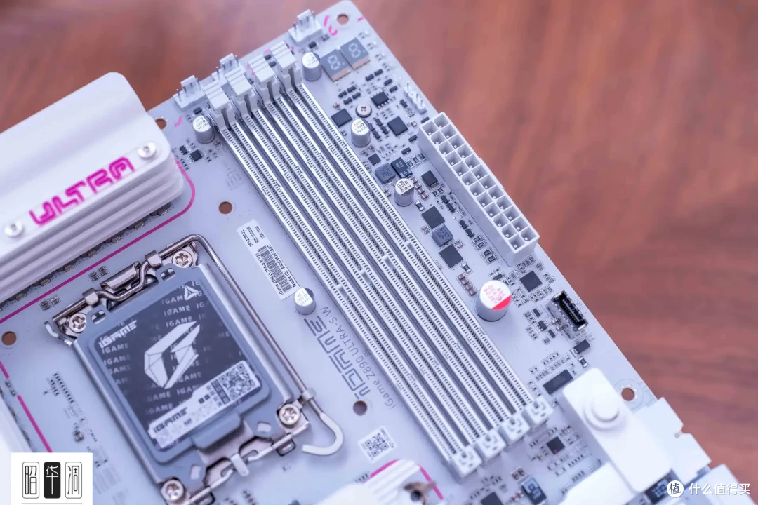把桌面科技感藏进千禧年记忆!用 Tt Retro 360 TG 打造复古机