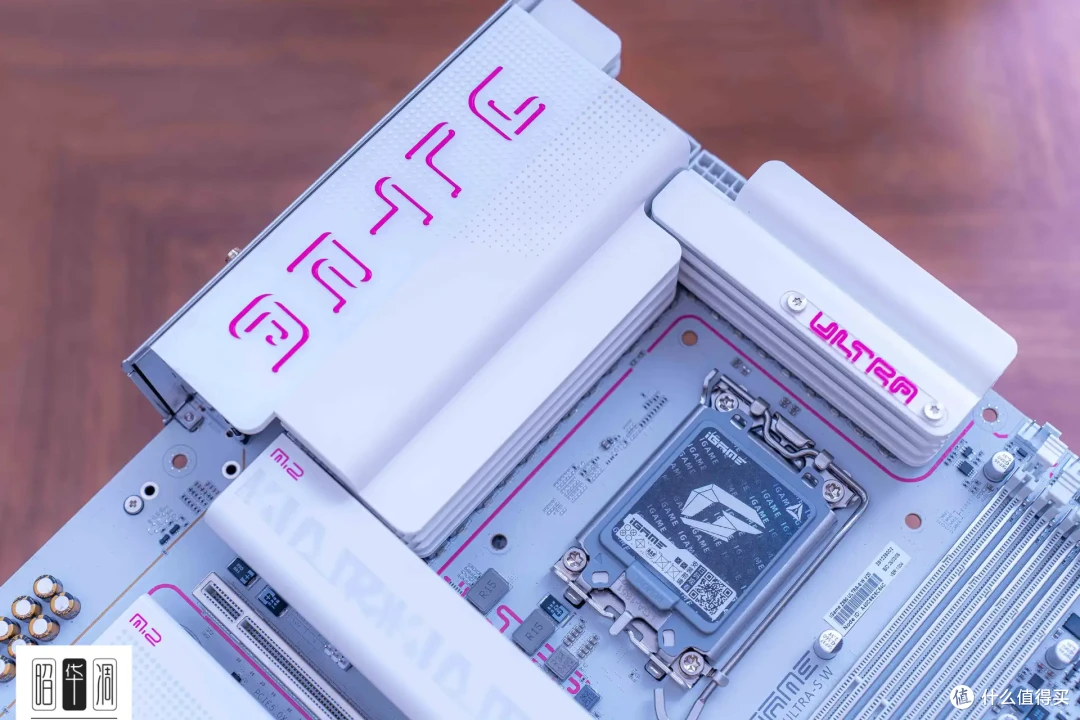 把桌面科技感藏进千禧年记忆!用 Tt Retro 360 TG 打造复古机