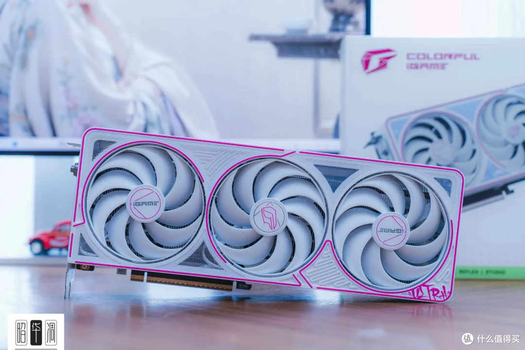 把桌面科技感藏进千禧年记忆!用 Tt Retro 360 TG 打造复古机