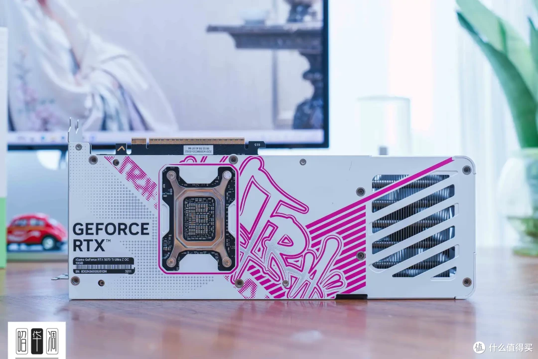 把桌面科技感藏进千禧年记忆!用 Tt Retro 360 TG 打造复古机