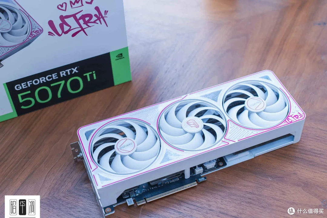 把桌面科技感藏进千禧年记忆!用 Tt Retro 360 TG 打造复古机