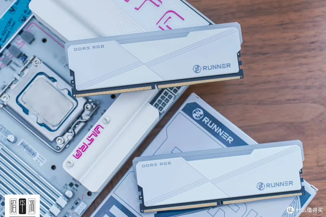 把桌面科技感藏进千禧年记忆!用 Tt Retro 360 TG 打造复古机